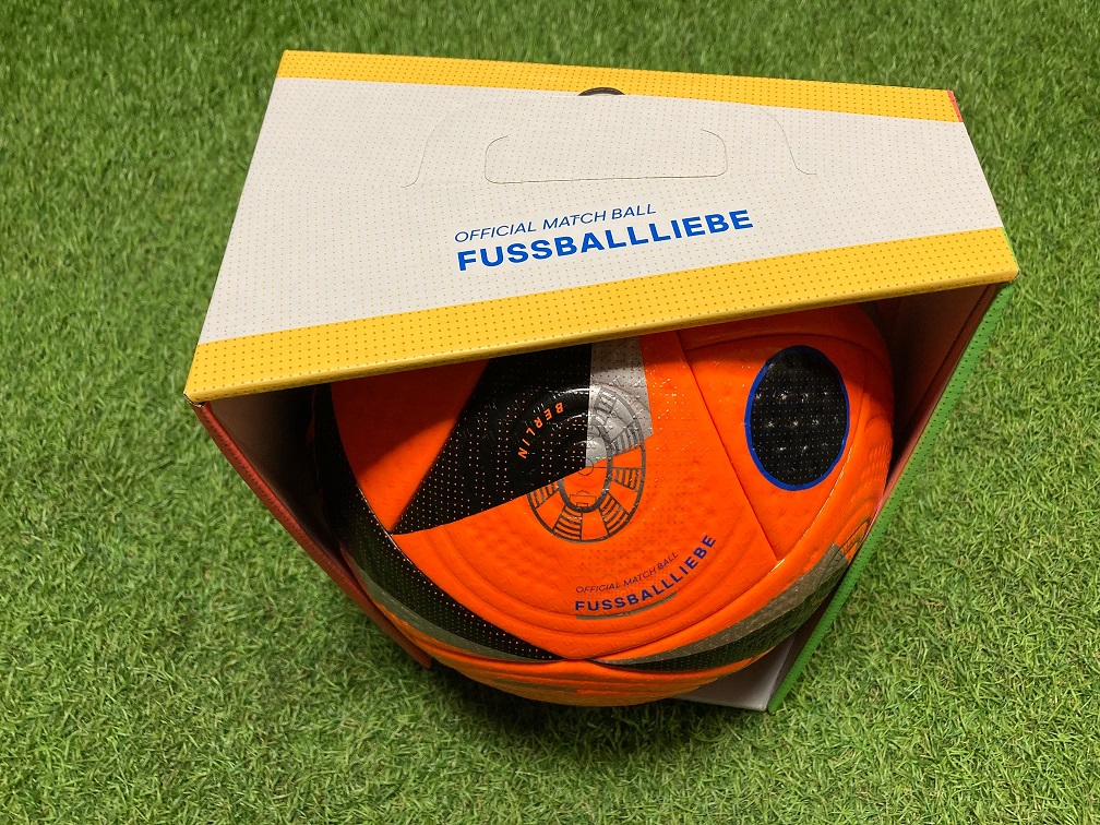 adidas Fussballliebe. Spielball der EM 2024 im Winter Design. Mit Geschenbox.