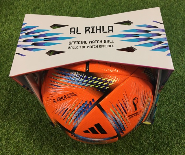adidas Al Rihla Pro Winter Ball. Spielball der WM in Katar in Geschenkbox
